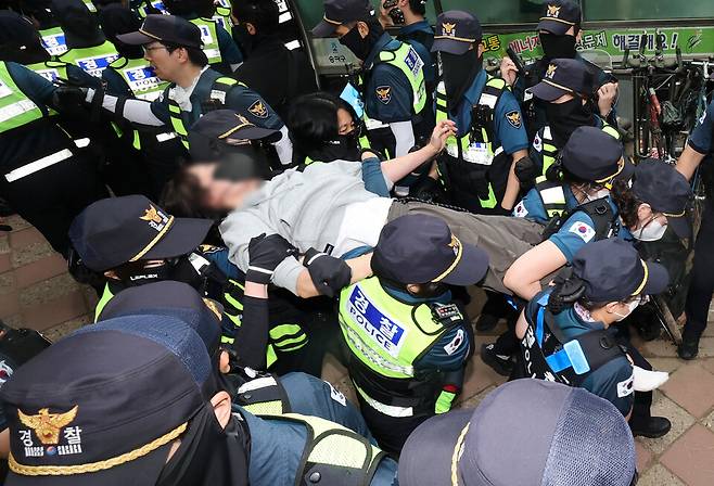 6월5일 서울 송파구 잠실7동 2투표소 앞에서 경찰이 투표함 이송을 위해 이를 막아선 시위대를 해산 조치하고 있다. ⓒ 연합뉴스