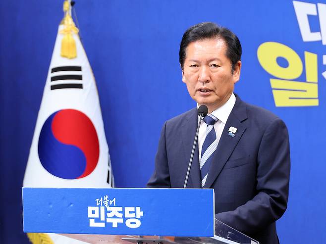 정청래 더불어민주당 총괄상임선대위원장이 4일 국회에서 기자회견을 열고 있다. ⓒ연합뉴스