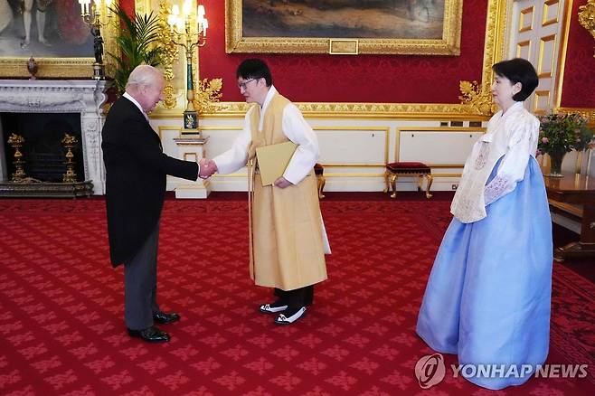 찰스 3세와 악수하는 김흥종 신임 주영대사 (런던 AFP=연합뉴스) 찰스 3세 영국 국왕이 4일(현지시간) 런던 세인트제임스궁에서 열린 김흥종 신임 주영대사를 만나 악수하고 있다. 2026.6.5 [재판매 및 DB 금지]