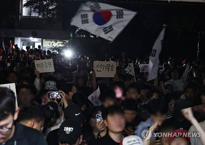 '부정선거' 외치는 시민들 (서울=연합뉴스) 김인철 기자 = 4일 제9회 전국동시지방선거 및 국회의원 재·보궐선거 투표용지 부족으로 투표 시간이 오후 10시까지 연장됐던 서울 송파구 잠실7동 제2투표소 앞에서 '부정선거' 등 손팻말을 든 시민들이 구호를 외치고 있다. 2026.6.4 yatoya@yna.co.kr