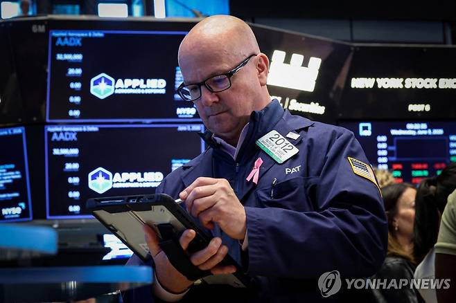 뉴욕 증권거래소의 트레이더 [AFP=연합뉴스. 재판매 및 DB 금지]