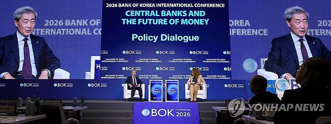 2026년 BOK 국제 콘퍼런스 (서울=연합뉴스) 이재희 기자 = 1일 서울 중구 한국은행 별관에서 열린 '2026 BOK 국제 콘퍼런스'에서 신현송 한국은행 총재와 이자벨 슈나벨 유럽중앙은행(ECB) 집행이사가 정책 대담을 하고 있다. 2026.6.1 scape@yna.co.kr