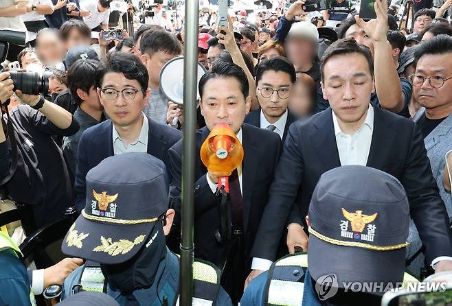 확성기 들고 발언하는 국민의힘 장동혁 대표 (서울=연합뉴스) 박동주 기자 = 국민의힘 장동혁 대표가 5일 잠실7동 투표함 개표가 진행되고 있는 서울 송파구 올림픽공원 핸드볼경기장에 도착, 확성기를 들고 발언하고 있다. 2026.6.5 pdj6635@yna.co.kr