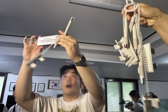 경찰이 투표함을 반출한 잠실7동 제2투표소 내부에 각종 선거 자료가 그대로 남겨진 모습.[촬영 조현영]