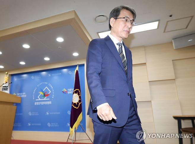 대국민 사과한 노태악 중앙선관위원장 (과천=연합뉴스) 이진욱 기자 = 노태악 중앙선거관리위원장이 5일 경기도 과천 중앙선거관리위원회에서 투표용지 부족 사태에 대한 대국민 사과를 마친 뒤 떠나고 있다. 2026.6.5 cityboy@yna.co.kr