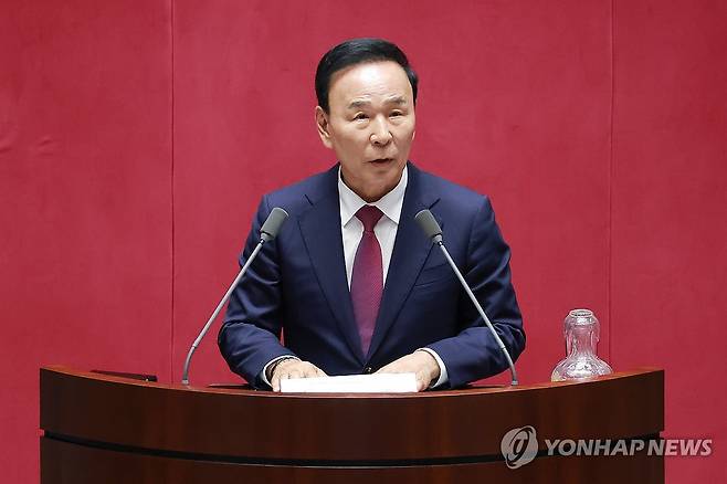 22대 국회 후반기 국회부의장에 박덕흠 의원 (서울=연합뉴스) 신현우 기자 = 22대 국회 후반기 국회 부의장으로 선출된 국민의힘 박덕흠 의원이 5일 국회에서 22대 국회 후반기 의장단을 선출하기 위해 열린 본회의에서 당선 인사하고 있다. 2026.6.5 nowwego@yna.co.kr