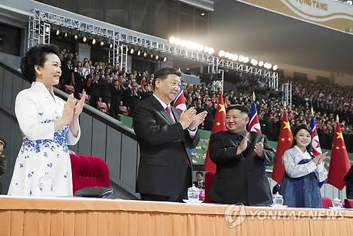 2019년 방북 당시 집단체조 관람하는 시진핑과 김정은 [신화 연합뉴스 자료사진]