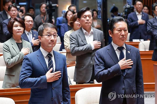 국기에 경례하는 민주당 정청래 대표와 한병도 원내대표 (서울=연합뉴스) 신현우 기자 = 더불어민주당 정청래 대표와 한병도 원내대표가 5일 국회에서 22대 국회 후반기 의장단을 선출하는 본회의를 앞두고 열린 의원총회에 참석해 국기에 경례하고 있다. 2026.6.5 nowwego@yna.co.kr