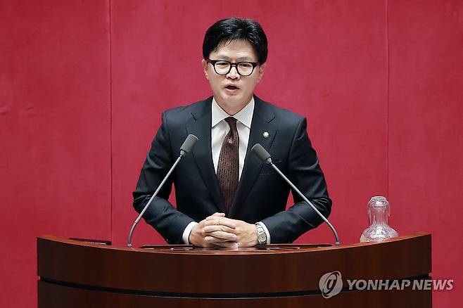 국회 입성한 한동훈 의원 (서울=연합뉴스) 신현우 기자 = 부산 북갑 국회의원 보궐선거에서 당선된 무소속 한동훈 의원이 5일 국회에서 22대 국회 후반기 의장단을 선출하기 위해 열린 본회의에서 선서한 뒤 인사말하고 있다. 2026.6.5 nowwego@yna.co.kr