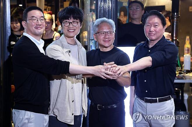 '화기애애' (서울=연합뉴스) 윤동진 기자 =  젠슨 황 엔비디아 최고경영자(CEO)가 5일 서울 마포구 홍대 인근 삼겹살 음식점 '형님 저요'에서 최태원 SK그룹 회장, 구광모 LG그룹 회장, 이해진 네이버 의장과 '삼소(삼겹살·소주) 회동’을 하며 포즈를 취하고 있다. 2026.6.5 mon@yna.co.kr