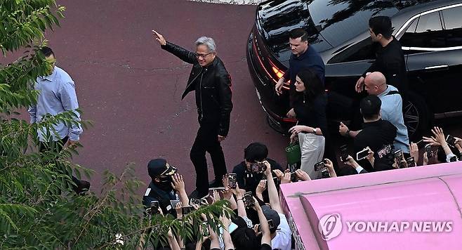 젠슨 황에 쏠린 눈 (서울=연합뉴스) 윤동진 기자 =  젠슨 황 엔비디아 최고경영자(CEO)가 5일 서울 마포구 홍대 인근 삼겹살 음식점 '형님 저요'에서 최태원 SK그룹 회장, 구광모 LG그룹 회장, 이해진 네이버 의장과 '삼소(삼겹살·소주) 회동’을 하기 위해 이동하고 있다. 2026.6.5 [공동취재] mon@yna.co.kr