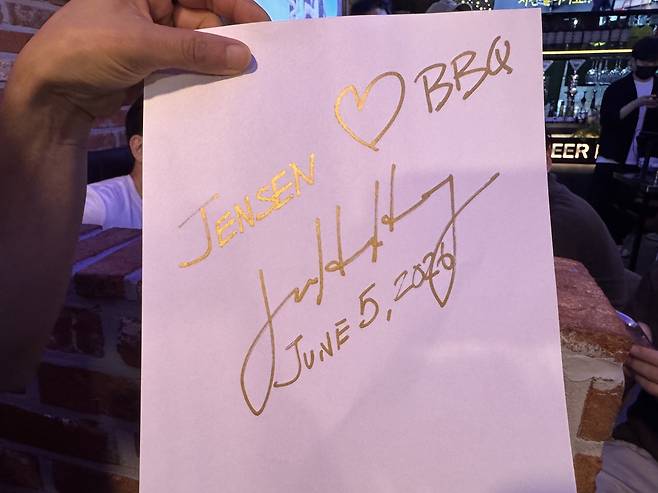 홍대 BBQ 치킨집에 남겨진 젠슨 황 엔비디아 최고경영자(CEO) 사인 (서울=연합뉴스) 강태우 기자 = 젠슨 황 엔비디아 최고경영자(CEO)가 5일 2차 회동 장소로 찾은 BBQ 홍대입구점에서 사인을 남겼다. 2026.6.5 burning@yna.co.kr