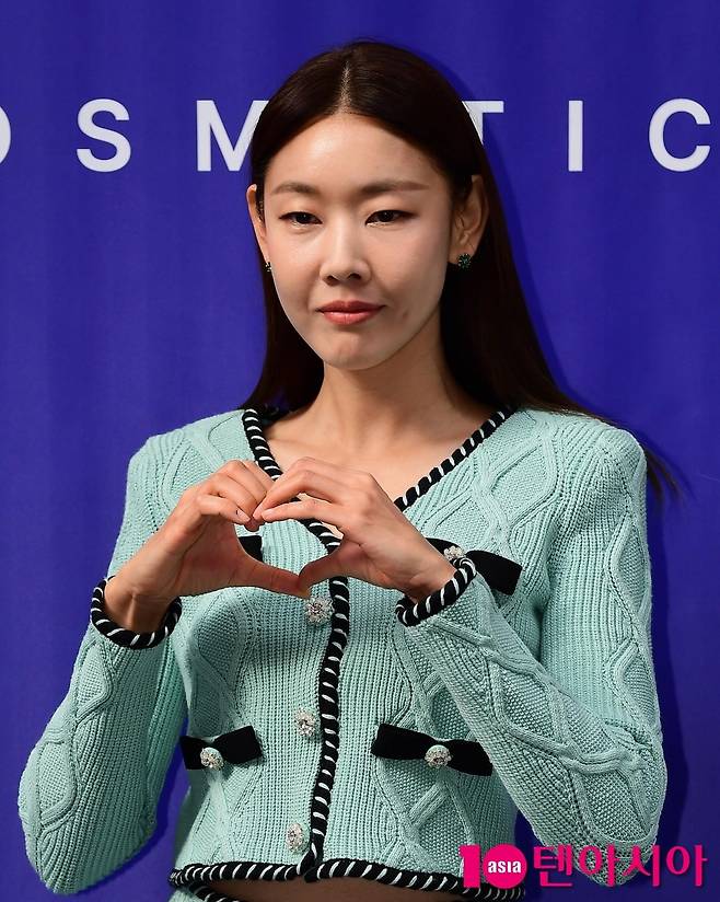 한혜진이 공식 행사에 참석해 하트 포즈를 취하고 있다./사진=텐아시아DB