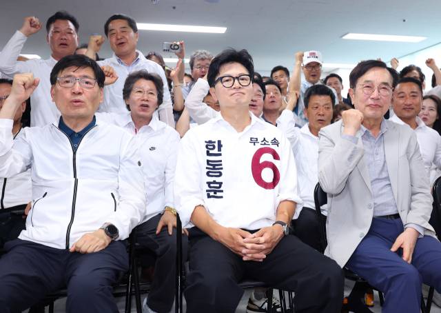 무소속 한동훈 부산 북갑 국회의원 보궐선거 후보가 3일 부산 북구 선거사무소에서 출구조사를 결과를 확인하고 있다. 연합뉴스