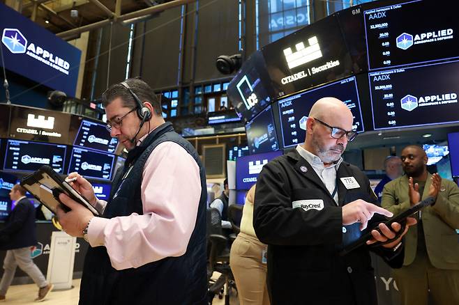 미국 뉴욕증권거래소(NYSE)에서 트레이더들이 근무하고 있다.(뉴욕/로이터연합뉴스)
