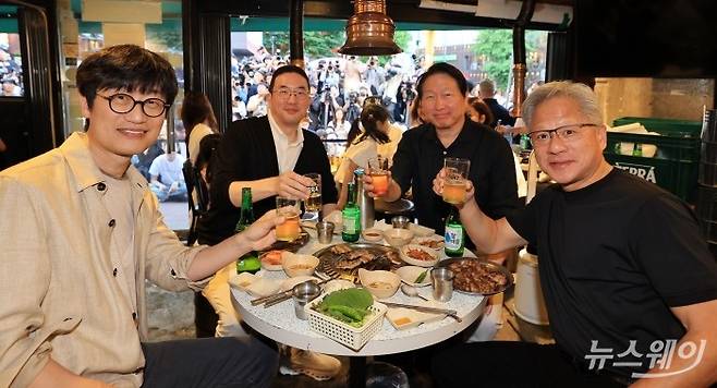 (오른쪽 첫 번째)젠슨 황 엔비디아 창립자 겸 최고경영자가 5일 오후 서울 마포구 형님저요 고깃집에서 (오른쪽 두 번째) 최태원 SK그룹 회장, 구광모 LG그룹 회장, 이해진 네이버 의장을 만나 '삼겹살 회동'을 즐기며 건배하고 있다. 사진=강민석 기자