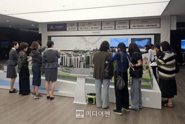 지난달 대우건설 써밋 갤러리에 마련된 써밋 더힐 견본주택 방문객들이 단지 모형도를 살피고 있다./사진=미디어펜 서동영 기자
