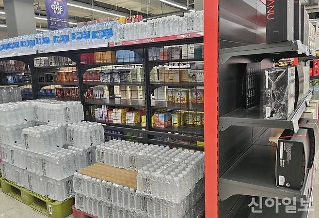매대가 비어가는 한 홈플러스 점포. [사진=김소희 기자]