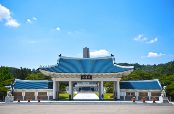 국립서울현충원의 현충문. 지붕 뒤로 높이 솟은 현충탑이 보인다. (국가보훈부)