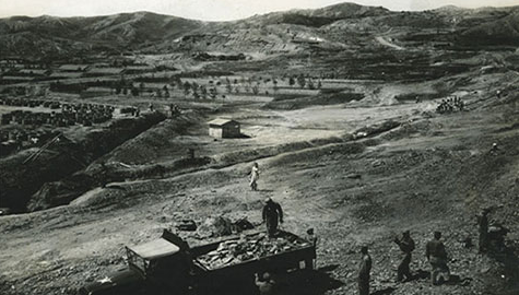 1955년 육군 공병대가 국군묘지 건설 공사를 벌이고 있다. (국립서울현충원)