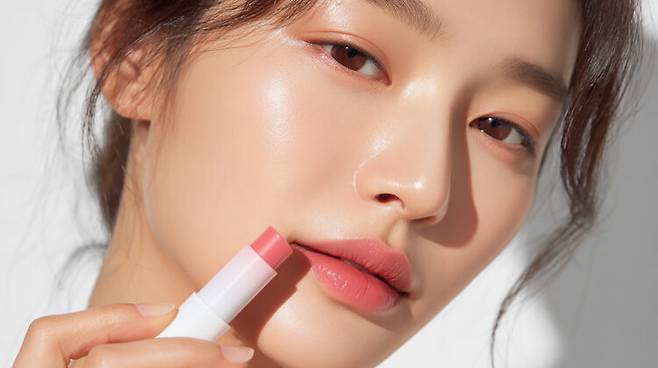 여름철에는 땀과 피지까지 더해져 립스틱이 쉽게 밀리고 묻어날 수 있다. 사진=클립아트코리아
