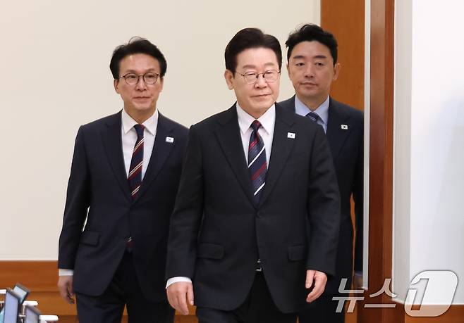 이재명 대통령과 김민석 국무총리, 강훈식 비서실장이 지난 2월 24일 청와대에서 열린 국무회의에 입장하고 있다. 2026.2.24 ⓒ 뉴스1 허경 기자