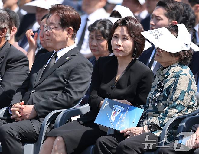 김혜경 여사가 6일 서울 동작구 국립서울현충원에서 열린 제71회 현충일 추념식에서 유가족을 위로하고 있다. (청와대통신사진기자단) 2026.6.6 ⓒ 뉴스1 이재명 기자