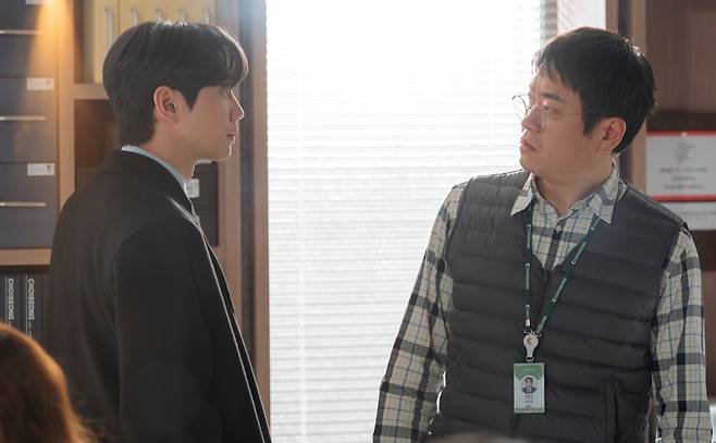 Seoul=)  = Lee Jun-young, star of New Employee Chairman Kang, is set to shake up the previously peaceful Materials Team 2 at Choseong Trading.In the third episode of JTBCs new Saturday-Sunday drama New Employee Chairman Kang (written by Hyeon Ji-min, directed by Ko Hye-jin, Creator Kim Sun-ok), airing at 10:40 p.m. on the 6th, features Hwang Jun-hyun (played by Lee Jun-young)—a new employee in the Materials Team 2 at Choi Sung Trading, whose body is inhabited by the spirit of Choi Sung Group Chairman Kang Yong-ho (played by Son Hyun-joo)—surprising everyone with his sharp work skills, which are far beyond what one would expect from a rookie.Hwang Jun-hyun, who is possessed by Kang Yong-hos spirit, has become a figure of interest in Choesung Tradings Materials Team 2 since joining the company. Prejudices followed him, suggesting he would struggle to adapt to office life due to his eerie connection as the victim of Chairman Kang Yong-hos hit-and-run accident, compounded by his background as a former soccer player.Compounding this, Hwang Jun-hyun—possessed by Kang Yong-hos spirit and unable to shake off the chairmans mannerisms—has sparked suspicion among his colleagues by speaking informally to Department Head Park Bong-gi (played by Lee Sung-wook) and making jokes without hesitation to his colleague Kang Bang-geul (played by Lee Joo-myung).As Hwang Jun-hyuns unique presence is transforming the atmosphere of Materials Team 2, his latest move on behalf of the team is set to cause yet another stir. Faced with the Sales Teams continued uncooperative attitude, Hwang Jun-hyun has taken the drastic step of threatening to mark the documents as missing if they arent submitted, effectively creating a conflict between the departments.Amidst this, the released stills vividly capture the critical moment when Hwang Jun-hyun silenced the entire Materials Team 2. Holding the receiver, Hwang Jun-hyun continues his firm conversation with the Sales Team, his gaze exuding a presence that makes it hard to believe he is a new employee.In particular, his unflinching response leaves not only Kang Bang-geul, a recent graduate just starting her career, but even veteran employee Park Bong-gi unable to hide their surprise, heightening curiosity about Hwang Jun-hyuns work style that has frozen the office in its tracks.Meanwhile, New Employee Chairman Kang is a remind life story drama about the chairman of a leading conglomerate—known as the business god—who finds himself living an unwanted second life after suffering an accident. It airs every Saturday at 10:40 p.m. and Sunday at 10:30 p.m.