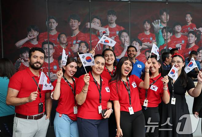 5일(현지시간) 멕시코 할리스코 과달라하라에 위치한 2026 국제축구연맹(FIFA) 북중미월드컵 대한민국 축구대표팀 숙소 앞에서 현지 팬들이 태극기를 흔들고 있다. 2026.6.6 ⓒ 뉴스1 임세영 기자