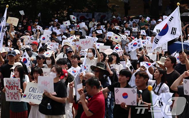 6·3 지방선거 투표용지 부족 사태에 반발한 시민들이 6일 오전 서울 송파구 올림픽공원 핸드볼경기장 개표소 앞에 모여 재선거를 요구하는 구호를 외치고 있다. 2026.6.6 ⓒ 뉴스1 구윤성 기자
