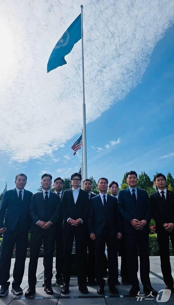 한동훈 무소속 의원은 현충일인 6일 "부산 유엔 기념공원에서 낙동강 전선을 지켜낸 영웅들을 기렸다"고 사회관계망서비스(SNS)를 통해 밝혔다. 2026.6.6 (한 의원 SNS 갈무리)