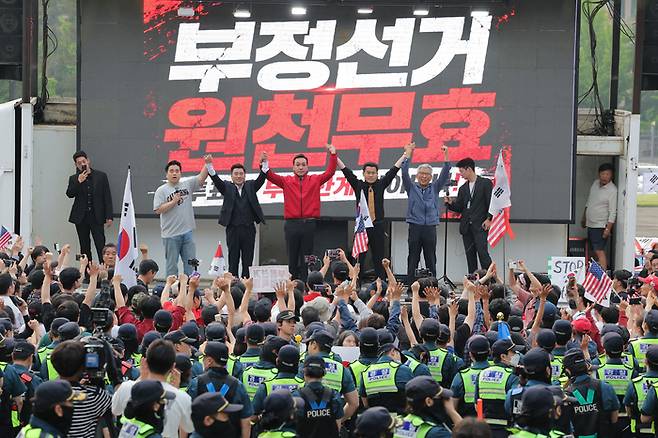 국민의힘 김민수 최고위원이 4일 경기 과천 중앙선거관리위원회 앞에서 열린 지선 투표용지 부족 사태 항의 집회 현장을 찾아 참가자들에게 인사를 하고 있다. 사진 | 연합뉴스