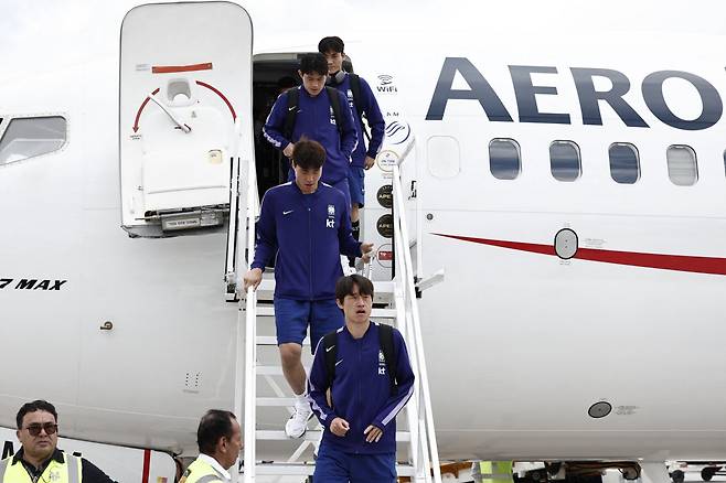 Korea Republic's players arrive at the Guadalajara International Airport Miguel Hidalgo on the outskirts of Guadalajara, Mexico on June 5, 2026, ahead of the FIFA 2026 World Cup football tournament. (Photo by Ulises Ruiz / AFP)







<저작권자(c) 연합뉴스, 무단 전재-재배포, AI 학습 및 활용 금지>