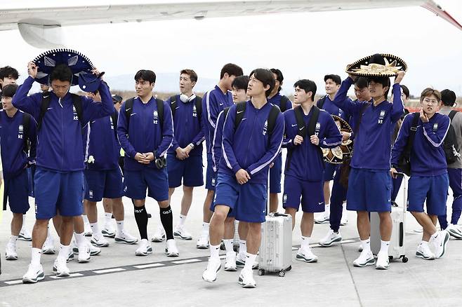 Korea Republic's players arrive at the Guadalajara International Airport Miguel Hidalgo on the outskirts of Guadalajara, Mexico on June 5, 2026, ahead of the FIFA 2026 World Cup football tournament. (Photo by Ulises Ruiz / AFP)







<저작권자(c) 연합뉴스, 무단 전재-재배포, AI 학습 및 활용 금지>