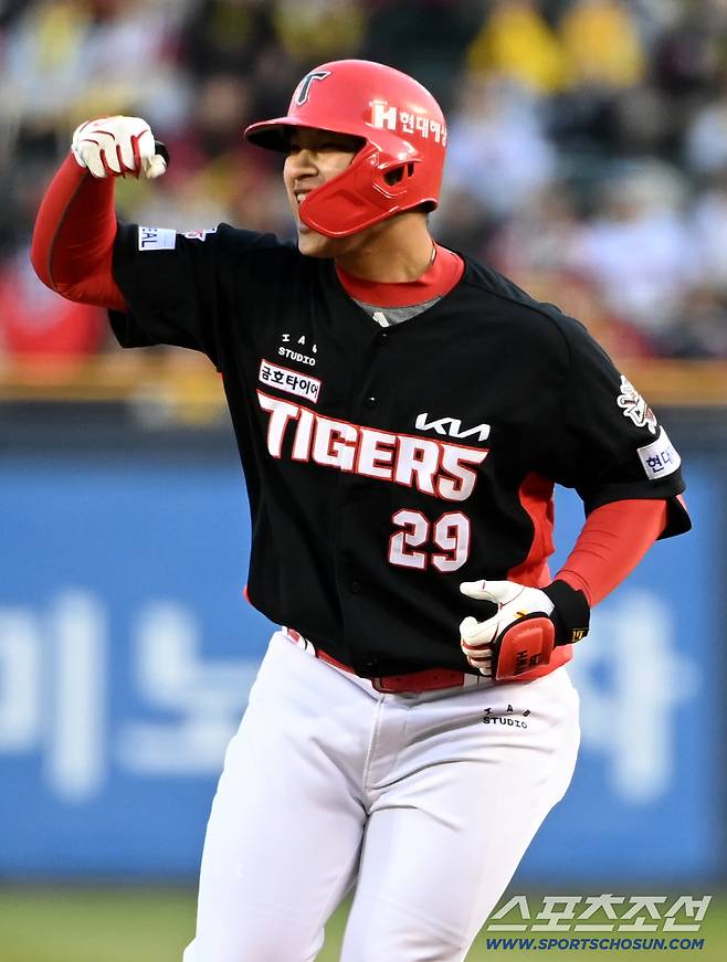 4일 잠실야구장에서 열린 KIA와 LG의 경기, 1회초 2사 2,3루 KIA 변우혁이 2타점 적시타를 치고 있다. 잠실=허상욱 기자 wook@sportschosun.com/2025.04.04/