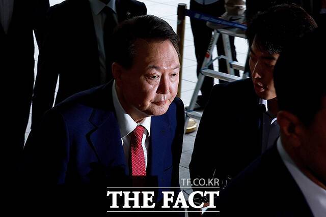 윤석열 전 대통령이 2025년 7월 5일 오전 서울 서초구 서울고검 청사에 마련된 '내란 특검' 사무실에 피의자 신분으로 출석하고 있다. /배정한 기자