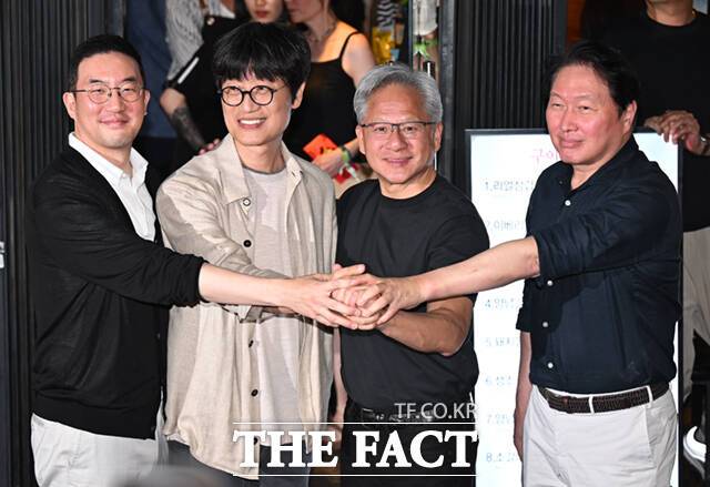 젠슨 황 엔비디아 최고경영자(CEO)가 5일 서울 마포구 서교동의 한 고깃집에서 구광모 LG회장, 이해진 네이버 의장, 최태원 SK회장(왼쪽부터)과 삼겹살 회동을 하는 도중 손을 맞잡고 있다.