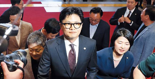 제명 128일만에 국회에 선 한동훈  한동훈(가운데) 무소속 의원이 5일 국회 본회의에 참석하러 가는 길에 친한계로 분류되는 국민의힘 박정하(왼쪽), 한지아(오른쪽) 의원 등과 함께 본청 내 계단을 오르고 있다. 국민의힘에서 제명된 지 128일 만이다. /뉴스1