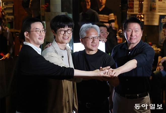 젠슨 황(왼쪽 세 번째) 엔비디아 최고경영자(CEO)가 5일 서울 마포구 홍대 인근의 한 고깃집에서 최태원(오른쪽) SK그룹 회장, 구광모(왼쪽) LG그룹회장, 이해진 네이버 의장과 삼겹살 회동을 마친 뒤 기념촬영 하고 있다. 이한결 기자 always@donga.com