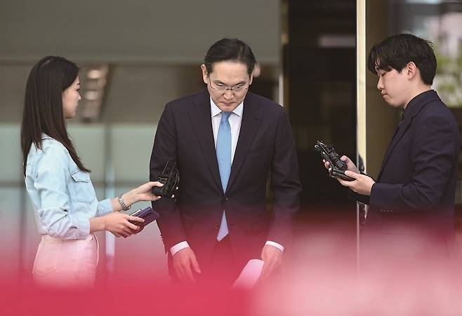이재용 삼성전자 회장이 5월 16일 서울 강서구 서울김포비즈니스항공센터로 귀국하며 노조 파업에 대한 입장을 밝히던 중 고개 숙여 사과하고 있다. /사진 뉴스1