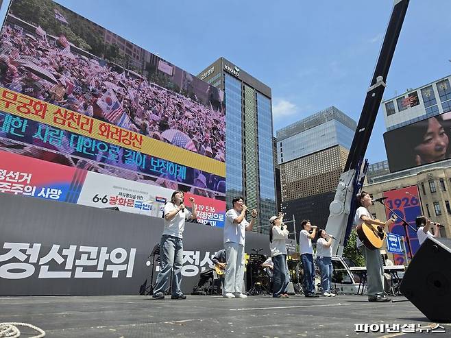 6일 서울 광화문에서 대한민국바로세우기국민운동본부 주최로 열린 '6·6 광화문 국민대회'에서 청년 밴드가 애국가를 연주하고 있다. 사진=박성현 기자