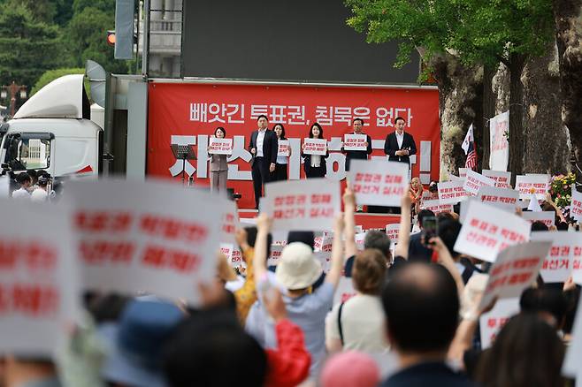 서울 종로구 청와대 앞에서 6·3 지방선거의 ‘투표용지 부족 사태’로 재선거를 요구하는 집회가 열리고 있다. 정용일 선임기자 yongil@hani.co.kr