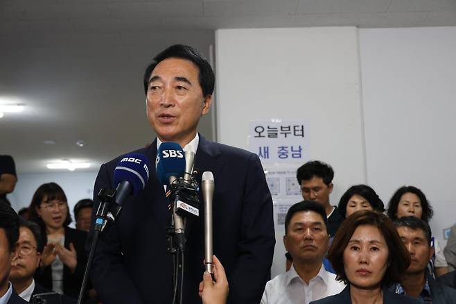 더불어민주당 박수현 충남지사 후보가 4일 충남 천안시 동남구 신부동에 있는 선거사무소에서 당선이 확실시되자 소감을 밝히고 있다. 연합뉴스