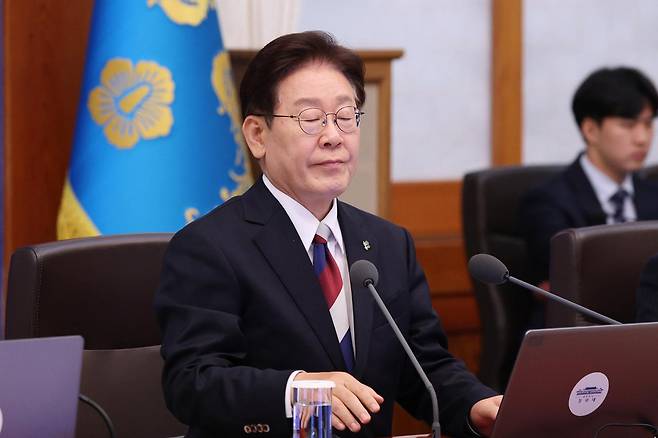 이재명 대통령이 4일 청와대에서 열린 수석보좌관회의에서 눈을 감고 있다. 왕태석 선임기자