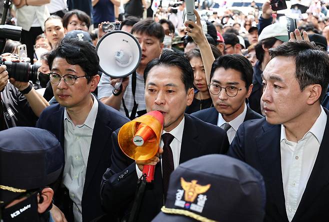 장동혁(가운데) 국민의힘 대표가 5일 서울 송파구 잠실 올림픽공원 핸드볼경기장에서 송파구 잠실7동 제2투표소에서 이송된 투표함이 개표되는 상황에 대해 확성기를 이용해 항의하고 있다. 뉴스1