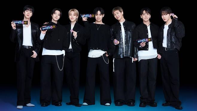 방탄소년단(BTS)과 세계 1위 쿠키 브랜드 오레오가 손잡고 '오레오 & 방탄소년단 한정판 쿠키'를 선보인다. 동서식품 제공