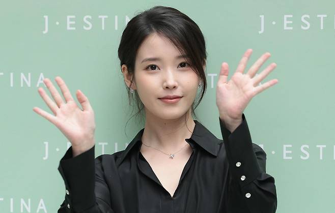 가수 겸 배우 아이유가 지난달 11일 서울 송파구 제이에스티나 본사 쇼룸에서 열린 행사에 참석해 포즈를 취하고 있다. 뉴스1