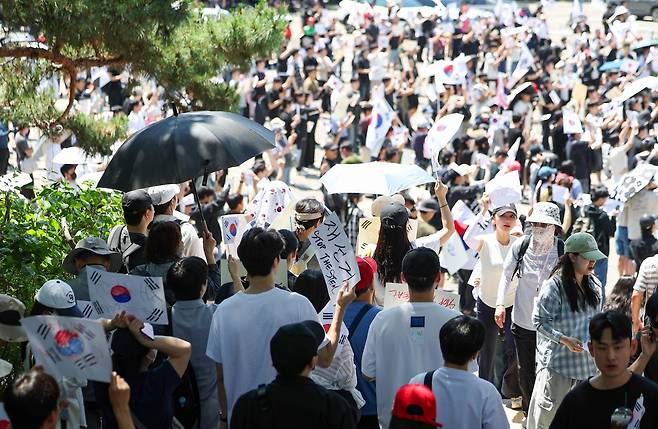 6·3 지방선거 투표 용지 부족 사태에 항의하며 개표소 봉쇄 시위를 이어가는 시민들이 6일 서울 송파구 올림픽공원 핸드볼경기장에 설치된 개표소 앞에서 재선거를 요구하고 있다. 뉴시스