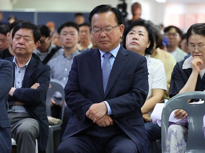 6·3 지방선거 대구시장 선거에서 낙선한 김부겸 전 국무총리가 6월 4일 대구 달서구 두류동 선거사무소에서 열린 캠프 해단식에 참석해 생각에 잠겨 있다. 연합뉴스