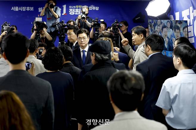 정원오 더불어민주당 서울시장 후보가 6월 4일 서울 중구 선거캠프 상황실에서 낙선 인사를 하고 있다.  문재원 기자